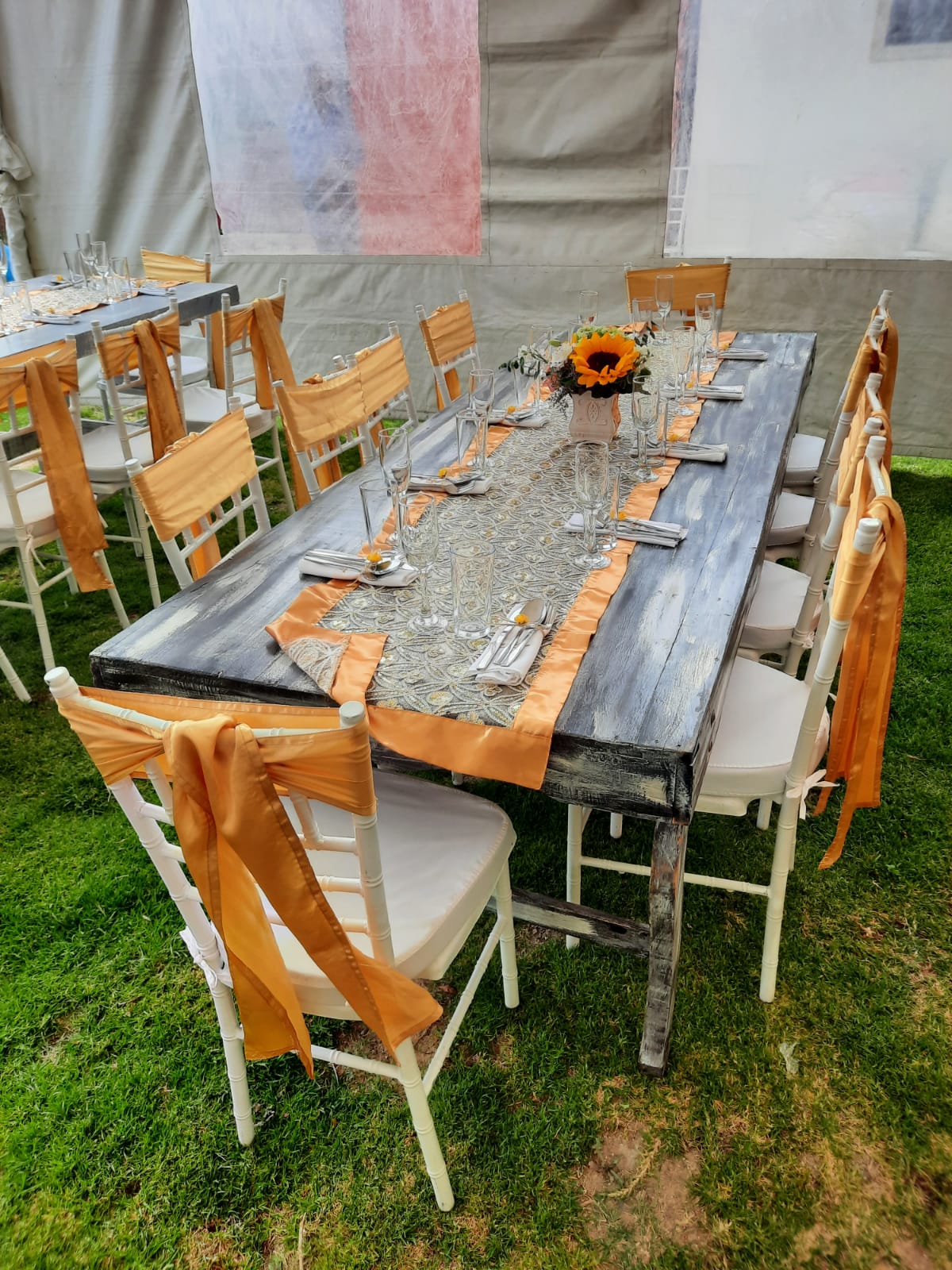 Mesa vintage y montaje para evento de Los Álamos